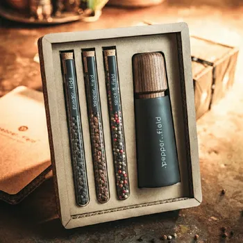 Kampotský pepř Skandinávský mlýnek se sadou zkumavek s Kampotským pepřem v dárkové kartonové krabičce (3× 10 g)