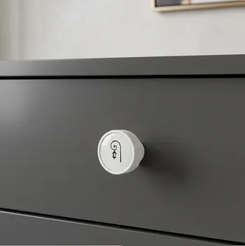 Nábytkové kování Interex design Dřevěná úchytka knopka ARSIA / Bílá - motiv lampy