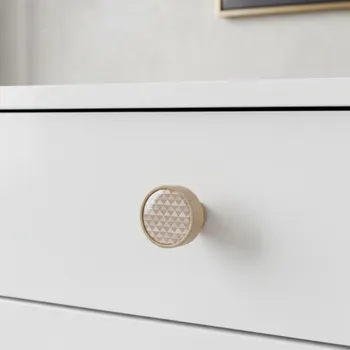 Nábytkové kování Interex design Dřevěná úchytka knopka ARSIA / Buk - béžové trojúhelníky