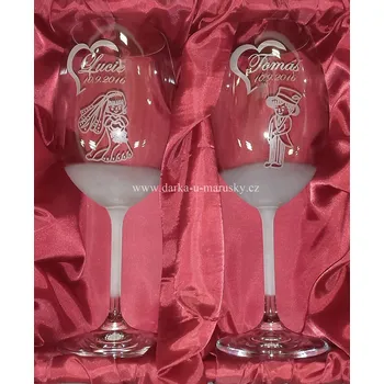 Svatební dekorace Svatební skleničky na víno 560ml - Ženich a nevěsta + srdíčka