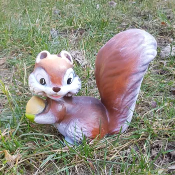 Zahradní dekorace Veverka s oříškem - ručně malovaná (barevná)