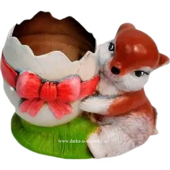 Velikonoční dekorace Velikonoční zajíček s kraslicí ručně malovaný, mrazuvzdorná keramika, rozměry 20x13x11 cm, různá barevná provedení