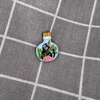 Černá kočička v baňce s kytičkami