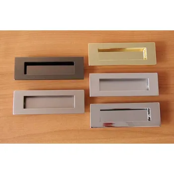 Nábytkové kování 63617 úchytka LEONA rozteč 76mm satén chrom (Úchytka řady LEONA v satén chromu s neobvyklou roztečí 76mm. Pro specifický design nebo nábytek.)