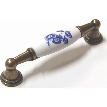 Nábytkové kování 91039 úchytka rozteč 96mm staromosaz porcelán modrá-cib (Úchytka kombinující kov ze staré mosazi a modrou porcelánovou vložku s tradičním "cibulákovým" motivem. Rozteč 96mm.)