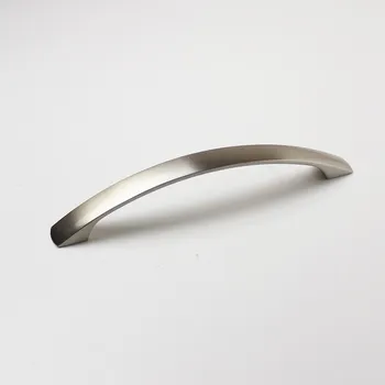 Nábytkové kování 770036 úchytka RUGBY rozteč 160mm broušený nikl (Úchytka s roztečí 160mm v lesklém broušeném niklu. Další varianta střední délky s luxusním leskem.)