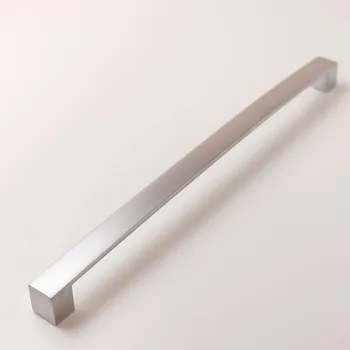 Nábytkové kování 770136 úchytka VOJTA rozteč 320mm satén chrom (Moderní úchytka řady VOJTA v satén chromu s roztečí 320mm. Ergonomický tvar, pohodlné uchopení, ideální pro vysoké kusy nábytku.)