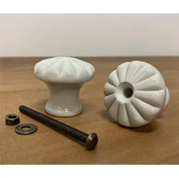 Nábytkové kování 31012 knopka Bílá 35mm porcelán se šroubem (Bílá porcelánová knopka o průměru 35mm včetně montážního šroubu. Ready-to-mount řešení, čistý a nadčasový vzhled.)