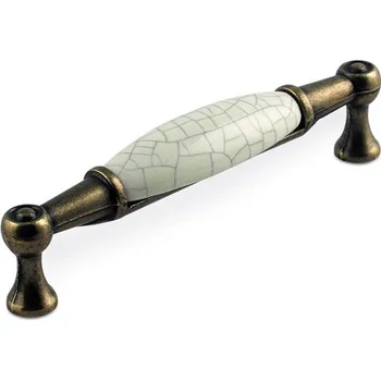 Nábytkové kování 12937 úchytka ERIKA rozteč 96mm staromosaz porcelán (Úchytka řady ERIKA kombinující kov ze staré mosazi a porcelánovou vložku. Rozteč 96mm. Specifický design a dekor této řady.)