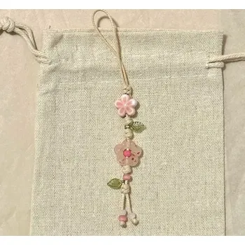 Přívěsek B-TOP Přívěsek na telefon s růžovými květy a perličkami