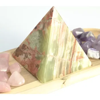 Pyramida ze zeleného onyxu 10 cm – klid, obnova a jemná ochrana