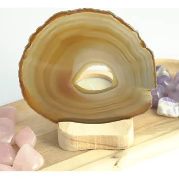 Svícen z plátku přírodního achátu – světlo pro duši a domov