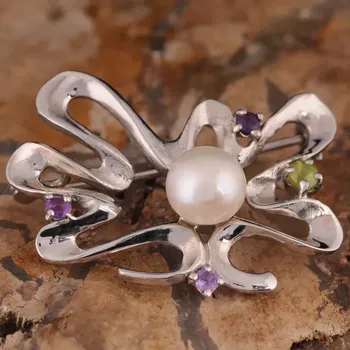 Brož Stříbrná brož osazená perlou, ametysty a olivínem Ag 5,3 g