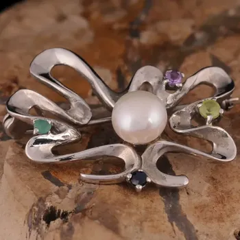 Brož Stříbrná brož osazená perlou, ametystem, smaragdem, safírem a olivínem Ag 5,3 g