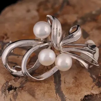 Brož Stříbrná brož Květina s perlami Ag 5,7 g