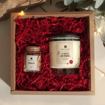 Svíčka Dárkový set Kimmy Candles - Velká svíčka & zápalky Vůně: Jablko & Skořice