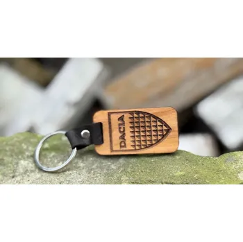 DŘEVĚNÁ KLÍČENKA - přívěšek 5,5 x 3 cm ZNAČKA DACIA ERB