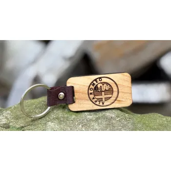 DŘEVĚNÁ KLÍČENKA - přívěšek 5,5 x 3 cm ZNAČKA ALFA ROMEO