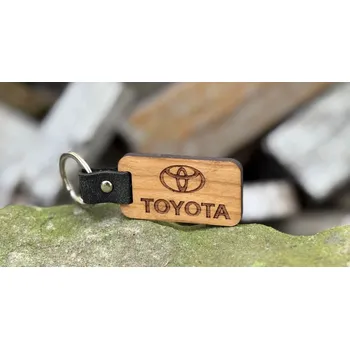 DŘEVĚNÁ KLÍČENKA - přívěšek 5,5 x 3 cm ZNAČKA TOYOTA