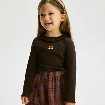 Dívčí tričko Reserved - Tričko s volánkem u výstřihu - tmavě hnědá - 424FT-89X - 424FT-89X-92