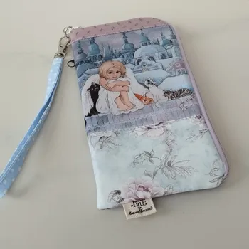 Zuzana Honsová Obal na mobilní telefon s kapsičkou a poutkem na zápěstí - Andělka a kočičky