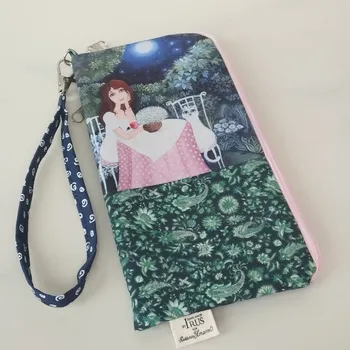 Zuzana Honsová Obal na mobilní telefon s kapsičkou a poutkem na zápěstí - Čekání při měsíčku