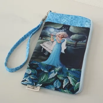 Zuzana Honsová Obal na mobilní telefon s kapsičkou a poutkem na zápěstí - Malá noční hudba