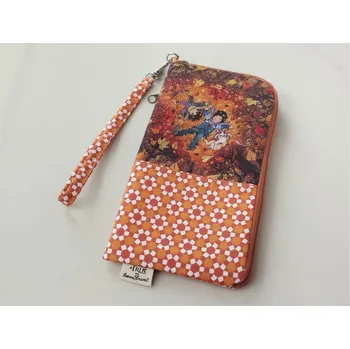 Zuzana Honsová Obal na mobilní telefon s kapsičkou a poutkem na zápěstí - V listí