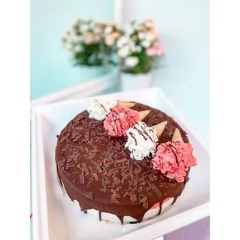 Čokoláda Jahoda & bílá čokoláda Velikost dortu:: Malý (průměr 13,5cm, 2-4 porce)