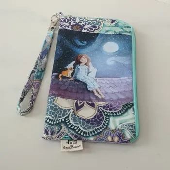 Zuzana Honsová Obal na mobilní telefon s kapsičkou a poutkem na zápěstí - Andělka na střeše