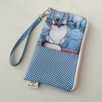 Zuzana Honsová Obal na mobilní telefon s kapsičkou a poutkem na zápěstí - Modrý kocour