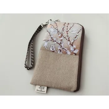 Zuzana Honsová Obal na mobilní telefon s kapsičkou a poutkem na zápěstí - Už zase kvetou kočičiky