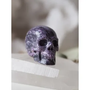 Drahý kámen Čaroit lebka