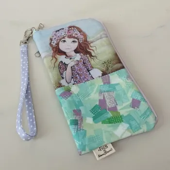 Zuzana Honsová Obal na mobilní telefon s kapsičkou a poutkem na zápěstí - Holčička s ptáčkem