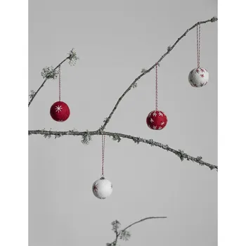 Vánoční dekorace STOREFACTORY Vlněná dekorační koulička KULLINGE P.4cm bílá