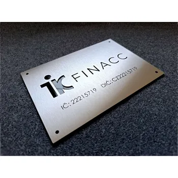 Domovní cedule Firemní informační cedule provozovny s černým podkladem