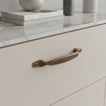 Nábytkové kování Interex design Rukojeť CANDACE / Stará mosaz 96 mm