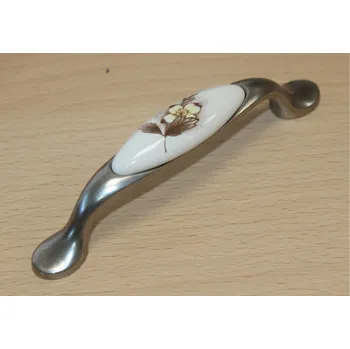 Nábytkové kování 82002 úchytka rozteč 96mm starostříbro - porcelán. MLK7 (Nábytková úchytka s roztečí 96 mm. Praktický doplněk do interiéru.)