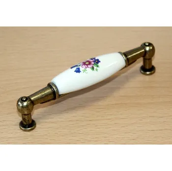 Nábytkové kování 11024 úchytka rozteč 96mm mosaz - porcelánový kytka (Nábytková úchytka s roztečí 96 mm v povrchu mosaz. Vhodné řešení pro nábytek v interiéru.)