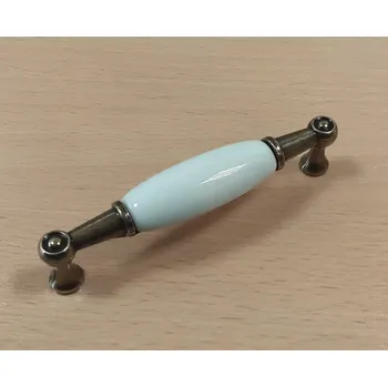 Nábytkové kování 12935 úchytka ERIKA rozteč 96mm staromosaz porcelán (Nábytková úchytka ERIKA s roztečí 96 mm v povrchu mosaz. Praktický doplněk do interiéru.)