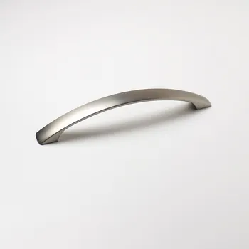 Nábytkové kování 770035 úchytka rozteč 160mm mat broušený nikl (Nábytková úchytka s roztečí 160 mm v povrchu broušený nikl. Jednoduchý a funkční doplněk do interiéru.)