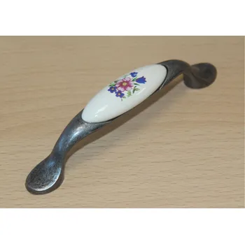 Nábytkové kování 11069 - úchyt 96mm zinek - porcelánový kytka (11069 - úchyt 96mm zinek - porcelánový kytka. Vhodné řešení pro nábytek v interiéru.)