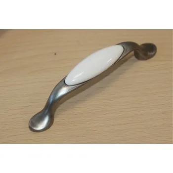 Nábytkové kování 11063 - úchyt 96mm nikl - porcelánový béžový (11063 - úchyt 96mm nikl - porcelánový béžový v povrchu nikl. Praktický doplněk do interiéru.)