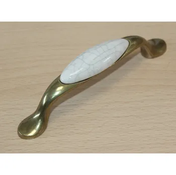 Nábytkové kování 11081 - úchyt 96mm mosaz - porcelánový mramorový popraskaný (11081 - úchyt 96mm mosaz - porcelánový mramorový popraskaný v povrchu mosaz. Jednoduchý a funkční doplněk do interiéru.)