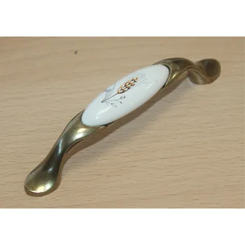 Nábytkové kování 11068 - úchyt 96mm mosaz - porcelánový klásek (11068 - úchyt 96mm mosaz - porcelánový klásek v povrchu mosaz. Vhodné řešení pro nábytek v interiéru.)