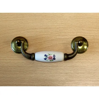 Nábytkové kování 11130- úchyt visací 96mm staromosaz-porcelán. kytka (11130- úchyt visací 96mm staromosaz-porcelán. kytka v povrchu mosaz. Praktický doplněk do interiéru.)