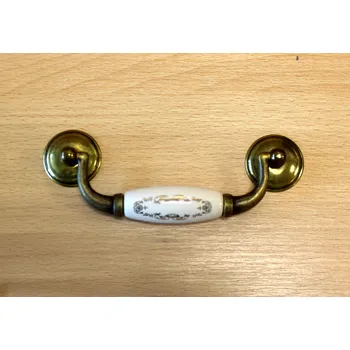 Nábytkové kování 11131- úchyt visací 96mm staromosaz-porcelán. ornament (11131- úchyt visací 96mm staromosaz-porcelán. ornament v povrchu mosaz. Vhodné řešení pro nábytek v interiéru.)
