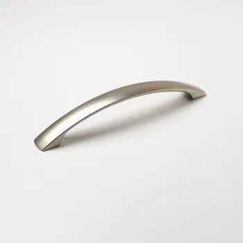 Nábytkové kování 770033 úchytka RUGBY rozteč 160mm satén nikl (Nábytková úchytka s roztečí 160 mm v povrchu satén nikl. Praktický doplněk do interiéru.)