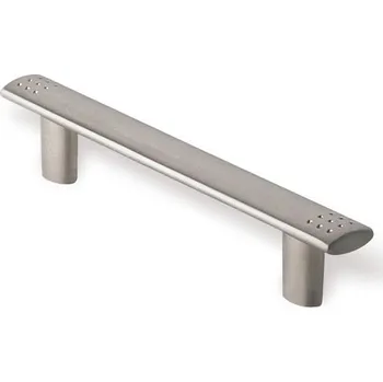 Nábytkové kování 12928 úchytka rozteč 96mm satén nikl (Nábytková úchytka s roztečí 96 mm v povrchu satén nikl. Jednoduchý a funkční doplněk do interiéru.)