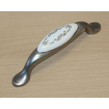 Nábytkové kování 11079 - úchyt 96mm nikl - porcelánový zlatý ornament (11079 - úchyt 96mm nikl - porcelánový zlatý ornament v povrchu nikl. Jednoduchý a funkční doplněk do interiéru.)